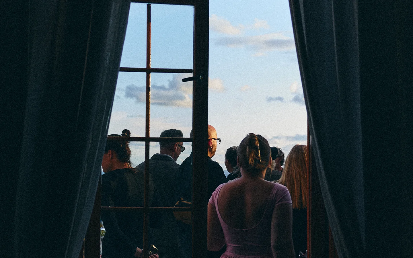 Deltagare på kickoff och kvällsevent vid utsikten på Maryhill Estate under en konferens.